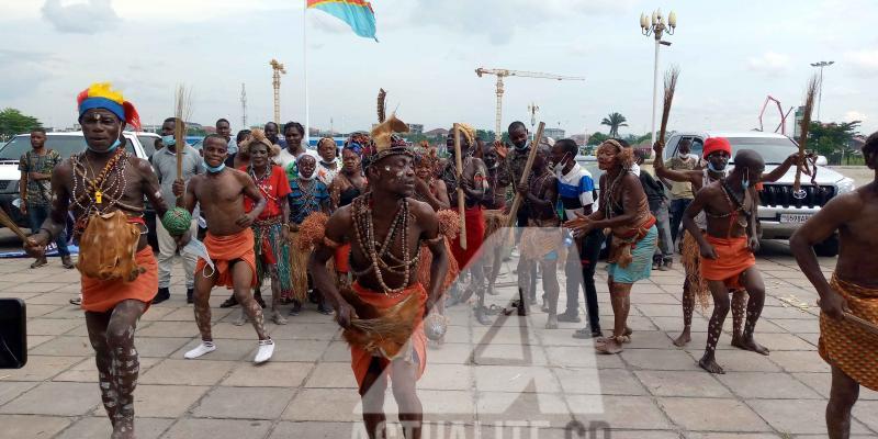 Les autochtones pygmées exhibant les pas de danse devant le Palais du Peuple/Ph ACTUALITE.CD 