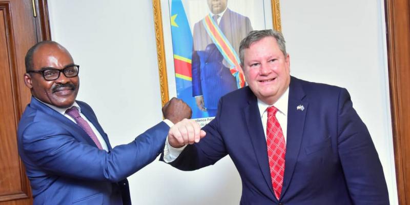 Nicolas Kazadi, ministre des Finances et Mike Hammer, ambassadeur américain en RDC. Ph. Droits tiers.