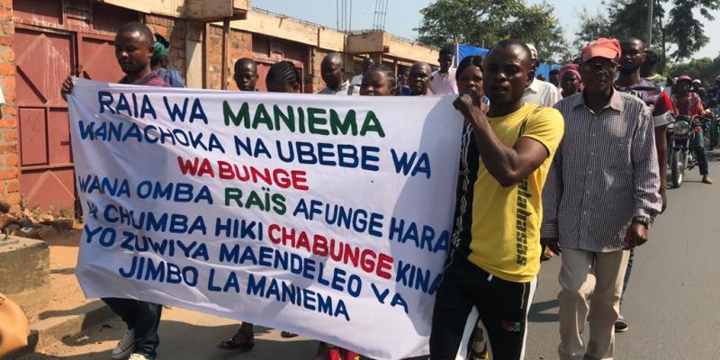 Les manifestants de Kindu pour dénoncer l'instabilité politique de la province du Maniema/Ph. Chadrack Londe
