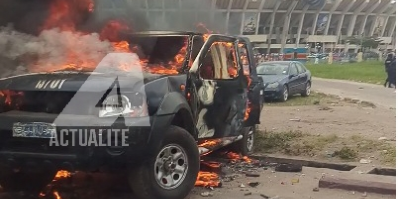 Une jeep de la police incendiée lors des tensions opposant les deux camps islamiques au Stade des Martyrs/Ph. ACTUALITE.CD