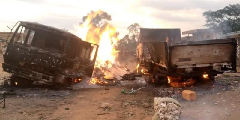 Des camions incendiés à Boga-Centre lors de l'attaque armée/Ph droits tiers