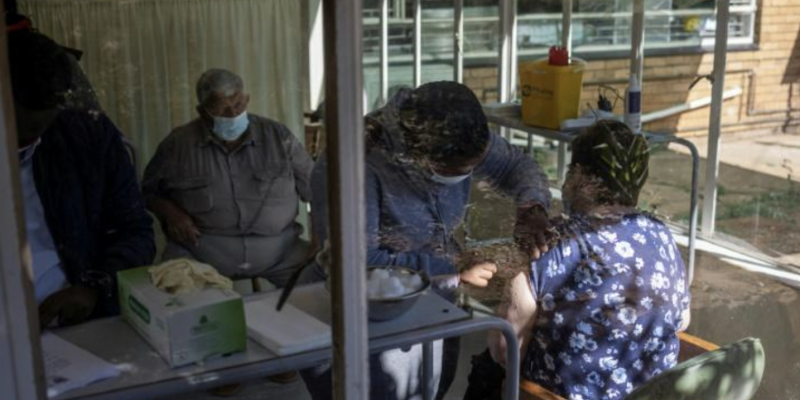 Vaccination contre le Covid-19 dans une résidence pour personnes âgées, le 19 mai 2021 près de Klerksdorp, en Afrique du Sud afp.com - Michele Spatari