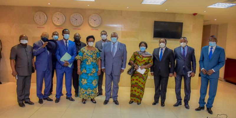 Jean-Jacques Mbungani avec les députés nationaux : médecins et anciens ministres de la santé lors d'un échange