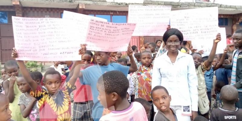 Les enfants sinistrés cantonnés à Sake reclamant leur retour à l'école/Ph. ACTUALITE.CD