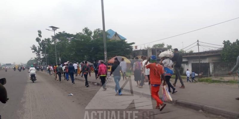 Quelques passagers en train de marcher sur le boulevard Lumumba dans la commune de N'djili/Ph. ACTUALITE.CD