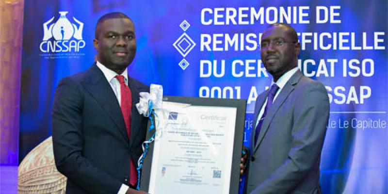 Mutombo Muke, le chargé de mission de la CNSSAP lors de la remise du certificat ISO. Ph. Droits tiers. 