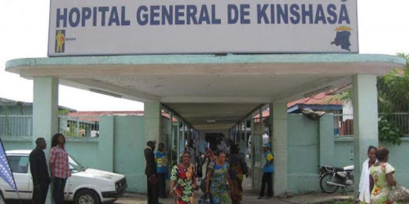 Vue de l'entrée de l'hôpital général provincial de Kinshasa. Photo droit tiers.