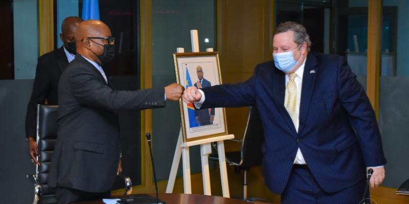 Le vice-ministre des Mines, Gaudard Motemona et l'Ambassadeur des USA en RDC, Mike Hammer