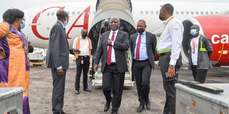 Jean-Marie Kalumba, ministre de l'économie à l'aéroport de N'djili