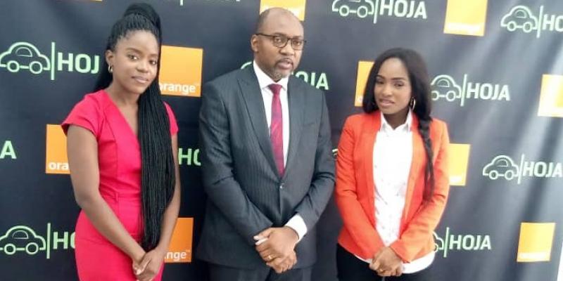 De gauche à droite, Ursula Ndombele Présidente HOJA, Serge Kahozi Directeur marketing et commercial Orange, Magalie Bueyasadila Vice-présidente HOJA