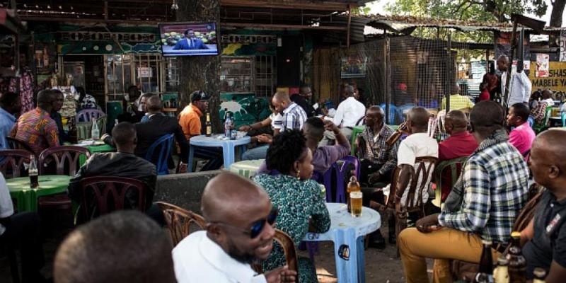 Une terrasse en pleine ville de Kinshasa