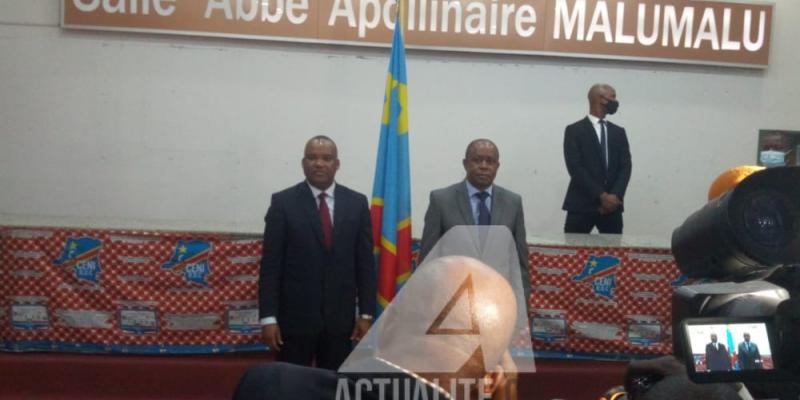 Denis Kadima et Corneille Nangaa lors de la remise et reprise à la CENI 