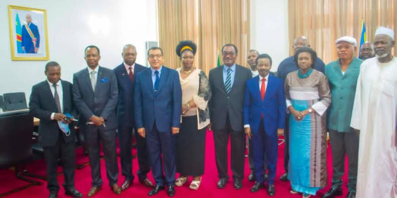 Les membres du bureau de l'Assemblée nationale et les ambassadeurs des pays africains