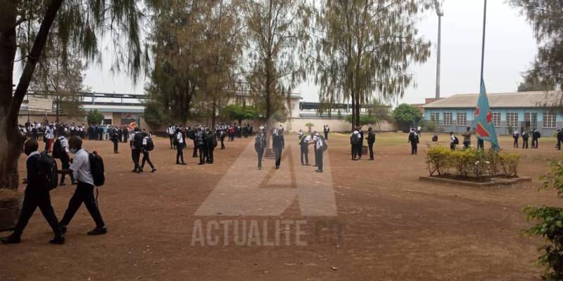 Quelques élèves dans la cour d'une école à Lubumbashi