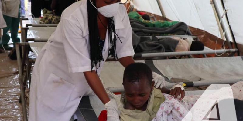 Un enfant malade pris en charge à l'hôpital 