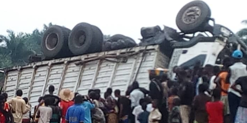 Un camion accidenté sur la route Tshikapa