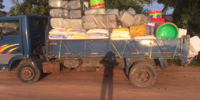 camion transportant l'assistance du gouvernement aux sinistrés