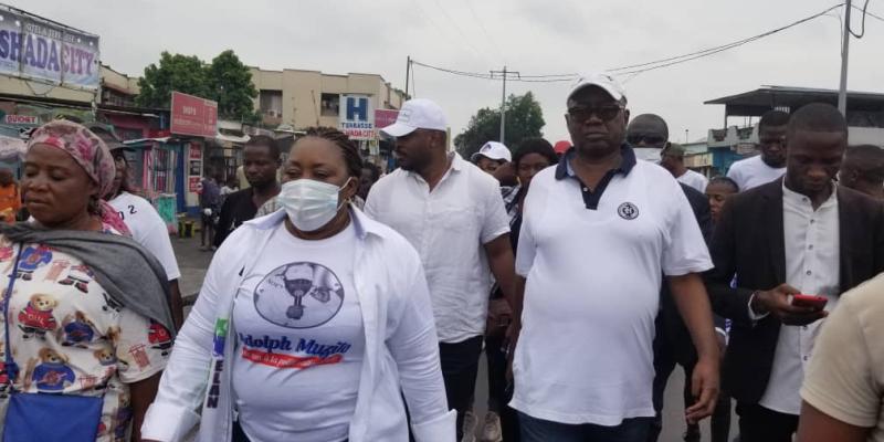 Famille Muzito marchant à l’appel du bloc patriotique 