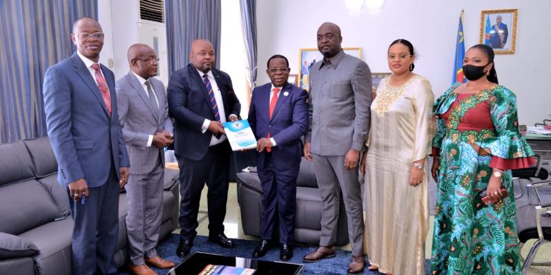 Aimé Boji, ministre du budget chez Bahati Lukwebo pour déposer un exemplaire du projet de loi de finances 2022