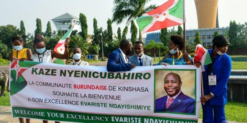 Des burundais accueillant leur président à Kinshasa