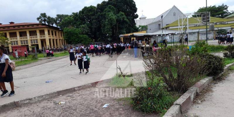 Les élèves dans la cour de Lycée Bosangani