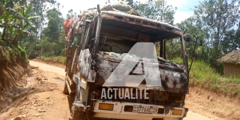 Un camion incendié par les combattants ADF sur la route Beni-Butembo