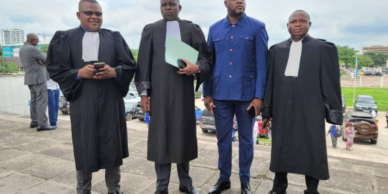 Ardent Kabambi entouré de ses avocats 