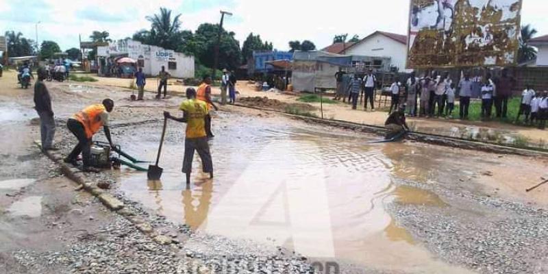 Les agents de l'OVD en train d'effectuer des travaux sur une artère de la ville de Kananga