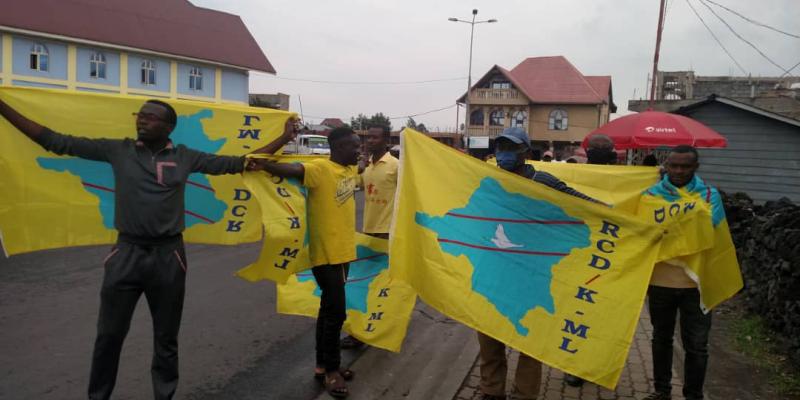 Les militants du RCD/KML brandissant le drapeau du parti à Goma