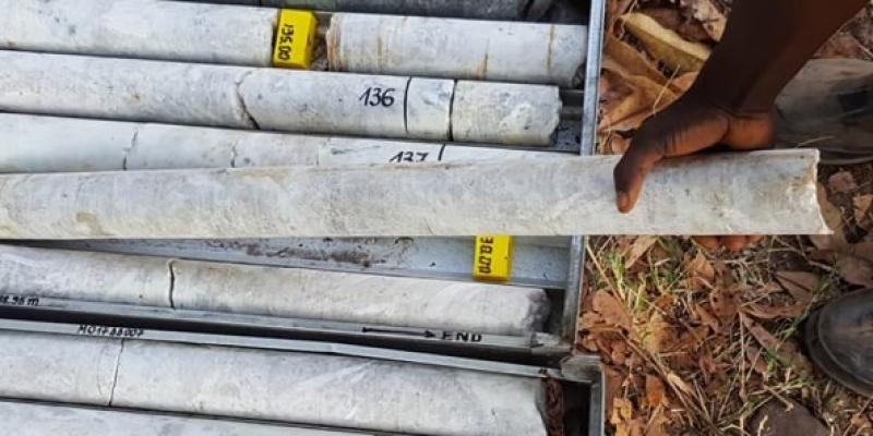 Échantillons de lithium sur le site en développement de Manono, opéré par une filiale de l’australien AVZ Minerals. © AVZMINERALS