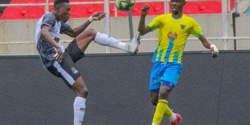 Arsène Zola opposé à un joueur de Lupopo au championnat national