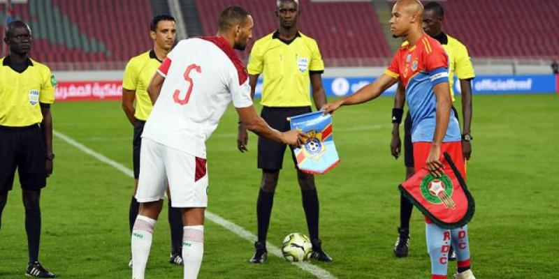 Marcel Tisserand avec le capitaine marocain lors d'un match amical