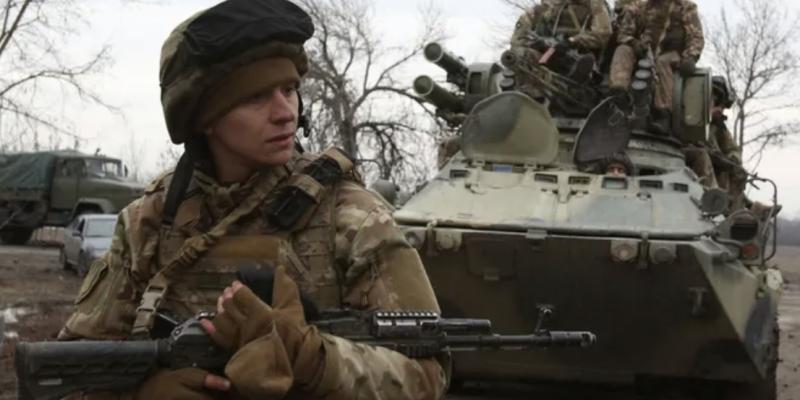 Des soldats ukrainiens sur le pied de guerre dans la région de Lougansk, le 24 février. ANATOLII STEPANOV/AFP