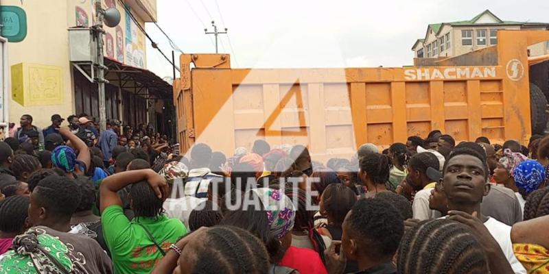 La foule rassemblée à l’arrêt le Rocher à Matadi Kibala