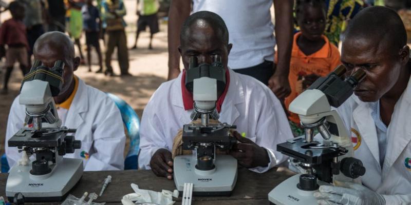 Médecins avec microscopes