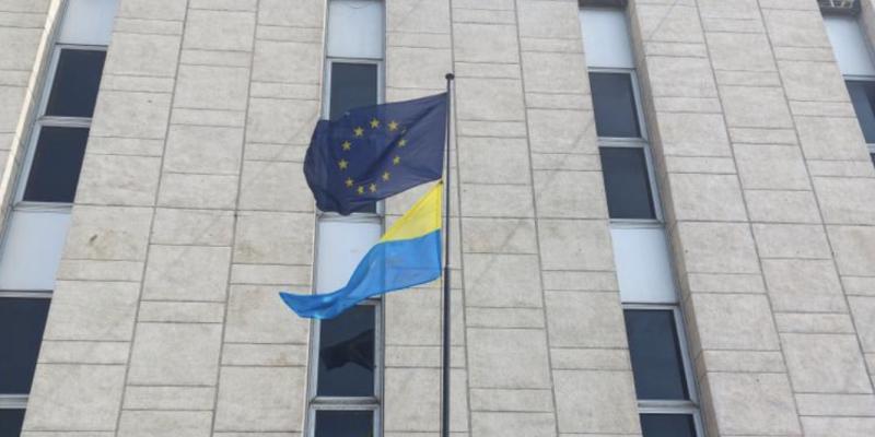 Drapeaux ukrainien et européen au siège de l’ambassade de l’UE à Kinshasa