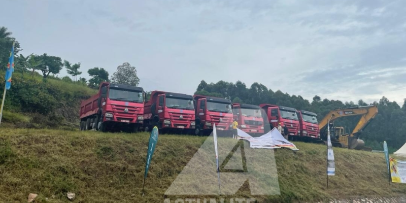 Des engins pour le projet de construction de la route Kasindi-Beni