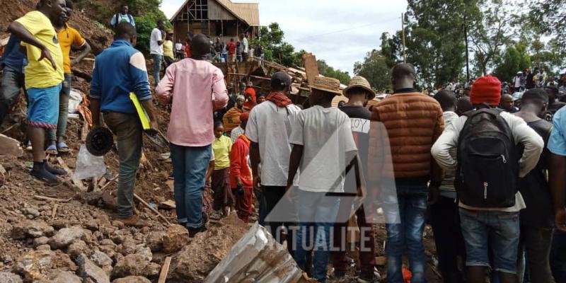 Des personnes rassemblées après un éboulement de terre à Bukavu