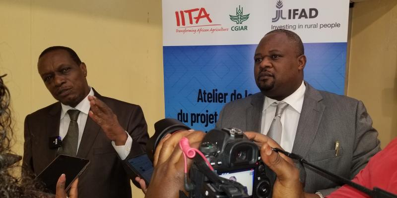 Le Résident pays IITA et le Dircab du ministre d'État au développement rural. Photo actualite.cd