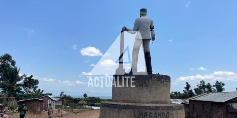 Ici le monument au centre de la localité de Masambo