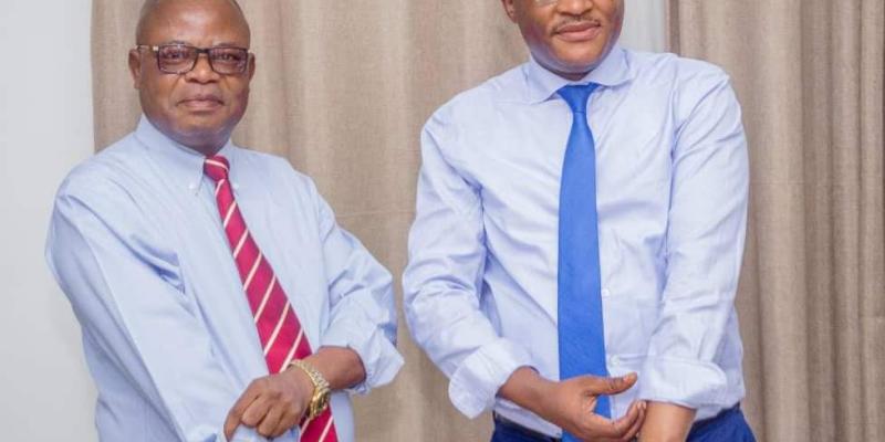 John Kabeya (cravate bleue) et Martin Makita (cravate rouge)