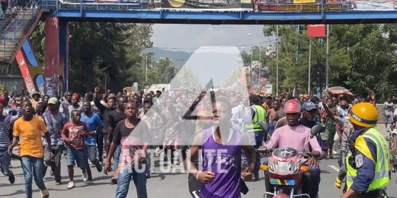 Les jeunes de Goma accompagnant la dépouille du militaire tué à Gisenyi