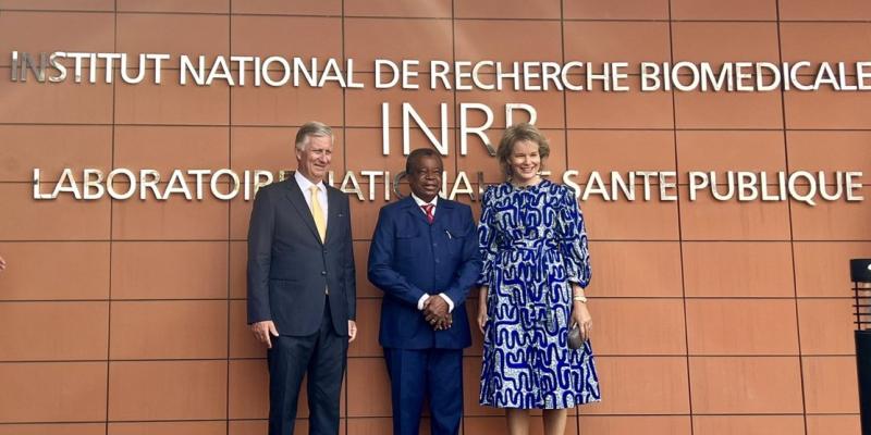 Le couple royal belge et le Pr. Jean-Jacques Muyembe