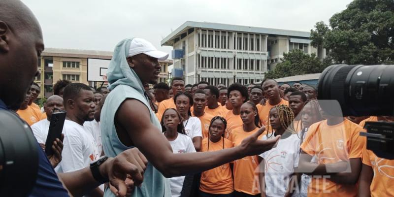 Bismack Biyombo avec les jeunes lors du lancement de son camp basketball à Kinshasa