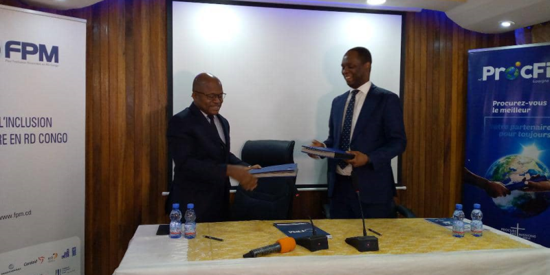  Jean-Claude Thetika, DG FPM et Timothy Ngumbi, DG Procfin lors de la signature d'un contrat d'assistance technique