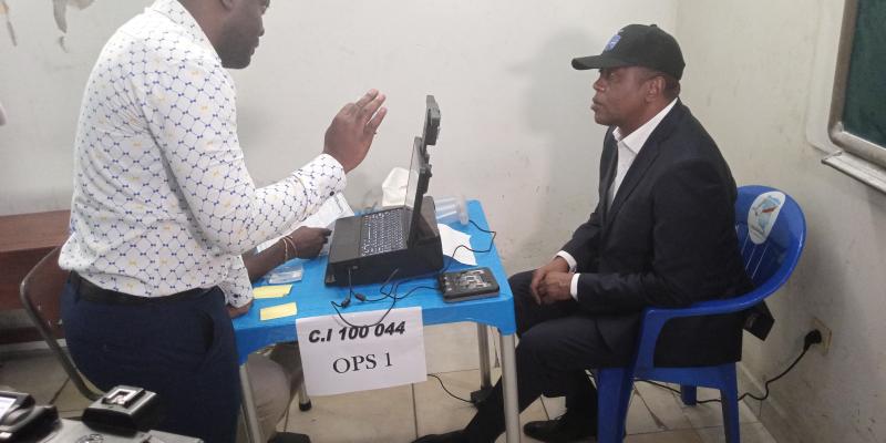 Denis Kadima en plein enrolement à Kinshasa. Photo actualite.cd