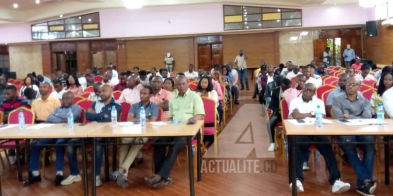 Des douaniers en assemblée générale