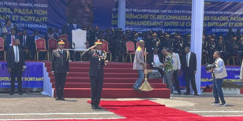 Célestin Mbala à la cérémonie de passation de commandement au sein de l'armée