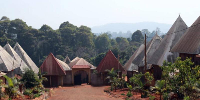 Village dans une forêt sacrée au Cameroun