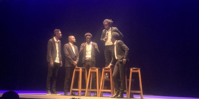 Alain Esongo en spectacle avec quatre autres artistes à l’IFK